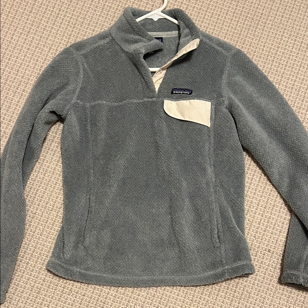 Patagonia Women's Gray and Cream Fleece Sweater